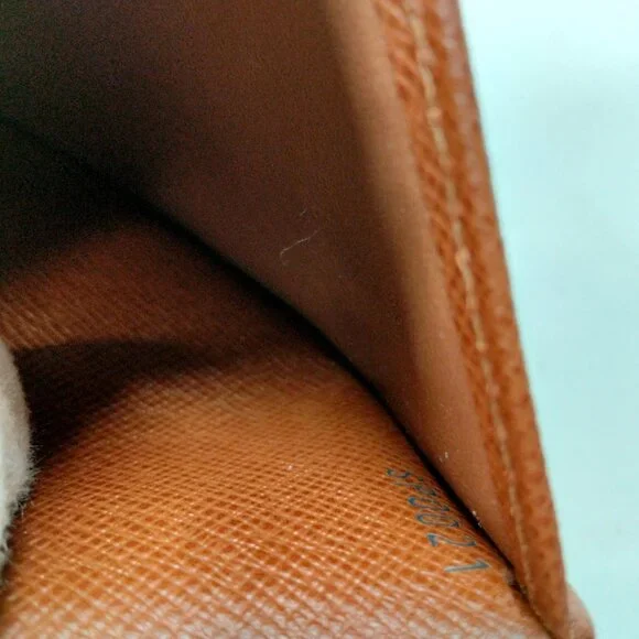 Authentic Louis Vuitton Brown Monogram Wallet mn398-030526
